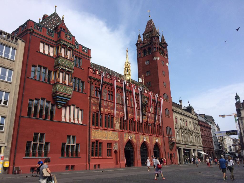 In Swiss Home - Rathaus From 1284 Historical Apartment Basilea Esterno foto